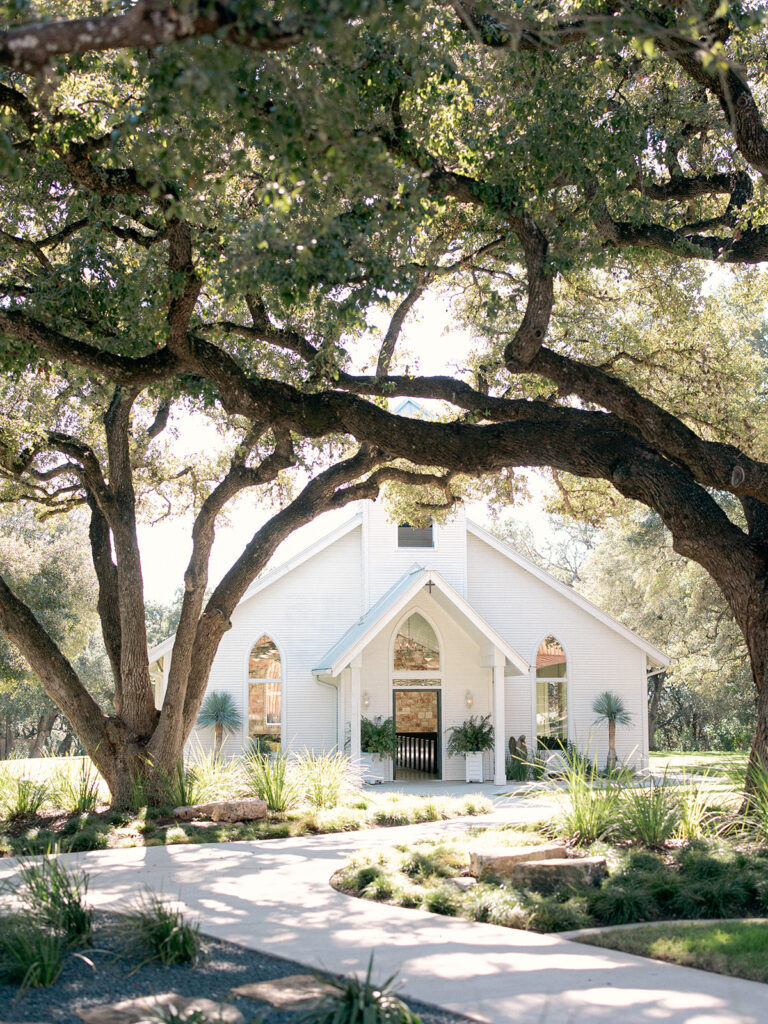  | Chandelier of Gruene Wedding | Modern Black and White Chic Wedding | 