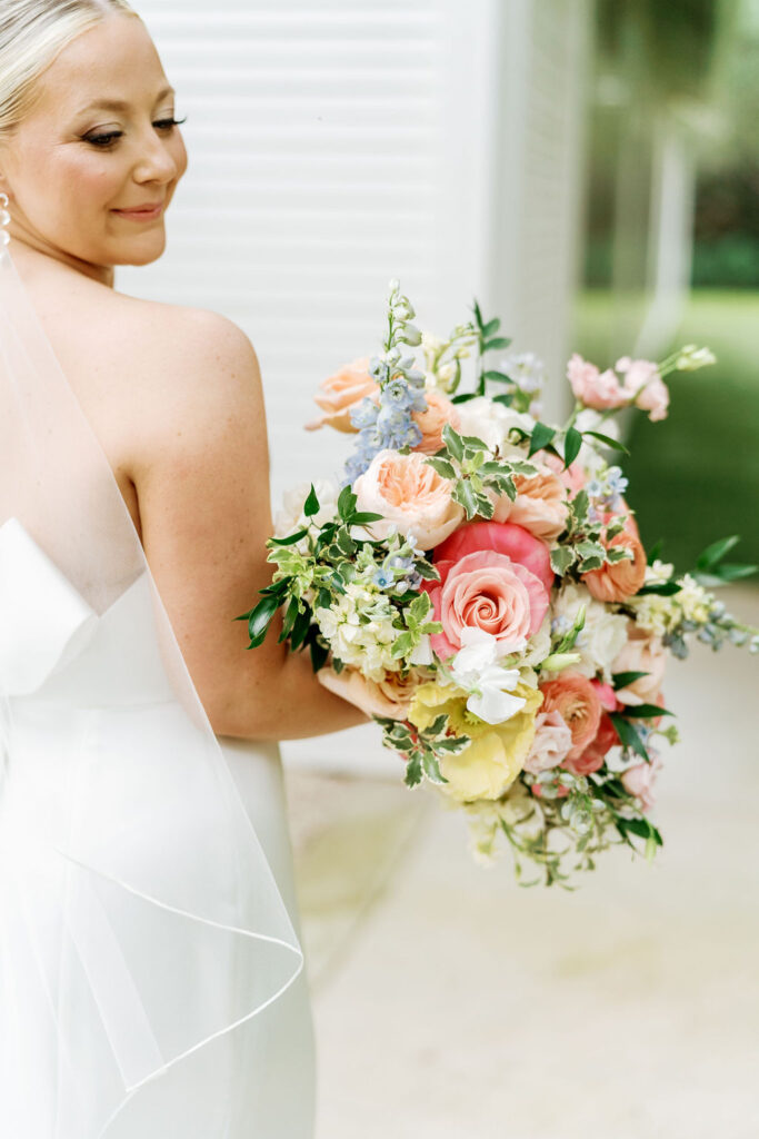 colorful gruene wedding bride with bouquet