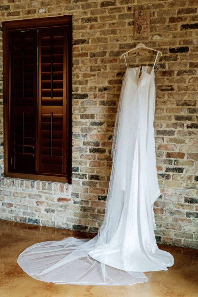 colorful gruene wedding brides dress
