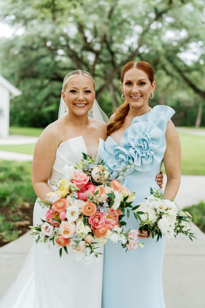 colorful gruene wedding bride and mom