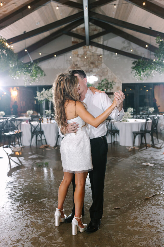 bride and groom last dance
