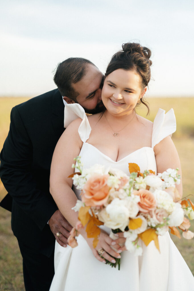 bride and groom, fall bouquet